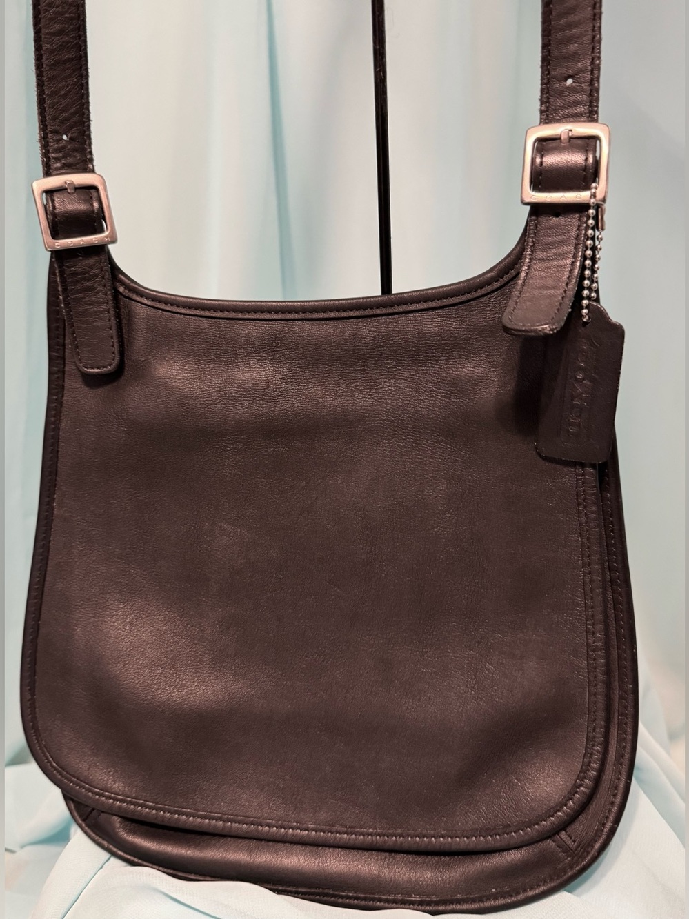 Classic Black Leather Crossbody Shoulder Bag - Sleek Everyday Carry 9135 - Picture 3 of 10